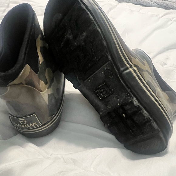 Magellan outdoors rubber camp kids boots size 5D - Picture 4 of 4